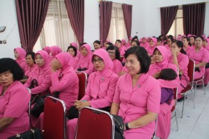Para ibu-ibu Bhayangkari yang hadir dalam pertemuan rutin