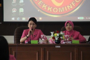 Ketua Cabang Bhyangkari  Ny.Inka Paruntu dan Wakil Ny Edy Werawati saat memberi pengarahan