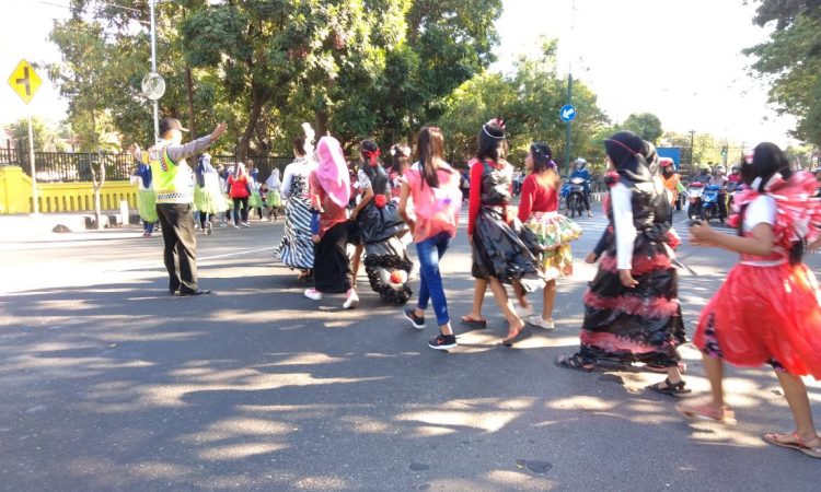 Pelajar Smk Pawiyatan Daha 2 Kota Kediri Gelar Jalan Santai Kreasi Tribratanews Polresta Kediri